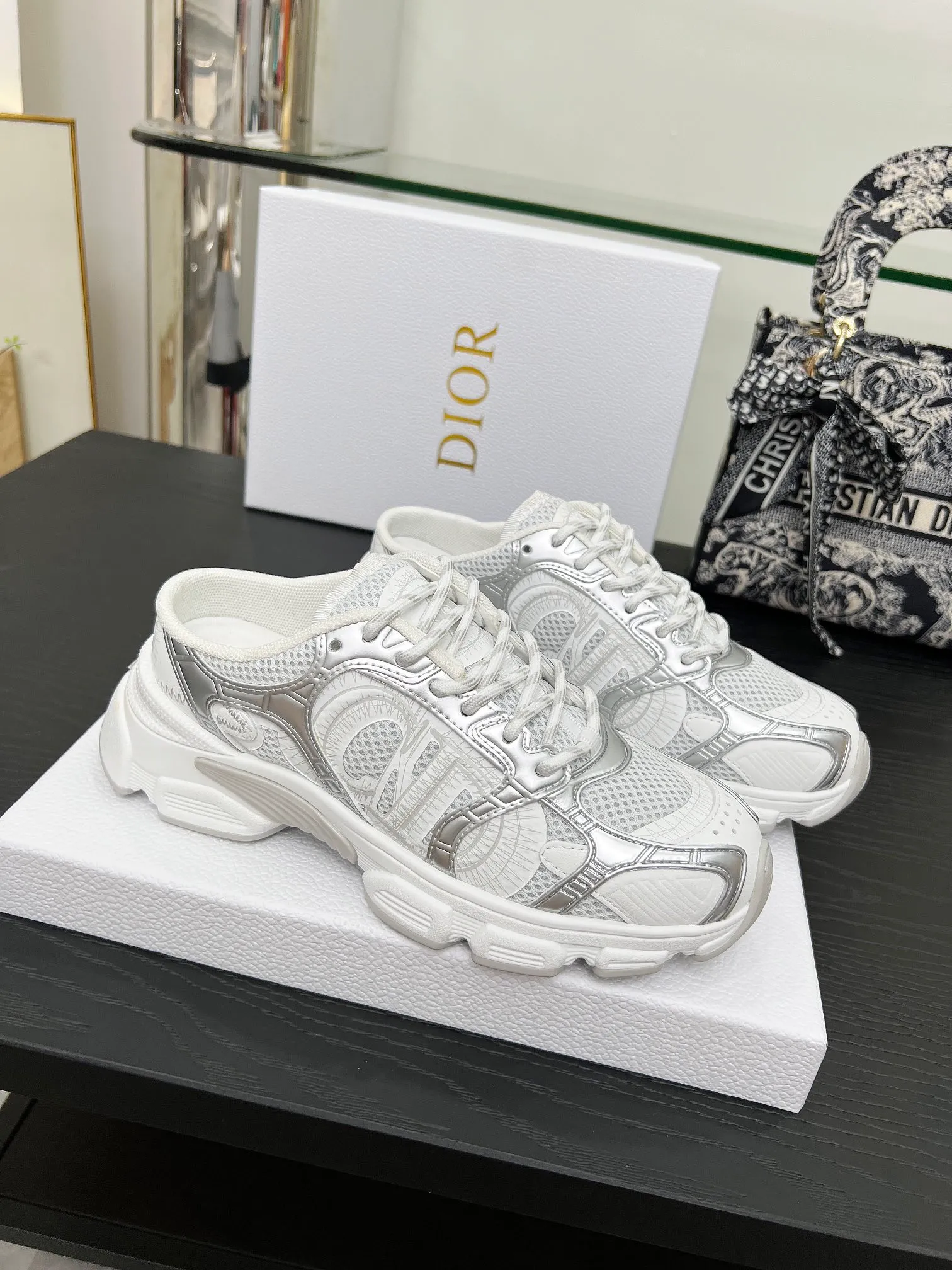 p560🐮🐮This Dior Chrono sports half slipper reinterprets running shoes with Dior's haute couture style. Gray mesh fabric is paired with tonal suede calfskin panels, the CD logo on the side, the star patch on the tongue and the Dior logo on the heel, all in classic fine detail. Featuring two-tone laces and a lightweight sole with star graphics, they can be worn year-round. Size: Women’s size 35-41 (35/42 can be customized) Men’s size 40-46 (men’s version is being printed) Color: 12 colors available